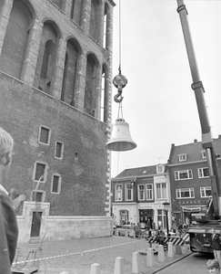 884813 Afbeelding van het optakelen van één van de zeven nieuwe luidklokken voor de Domtoren (Domplein) te Utrecht, ter ...